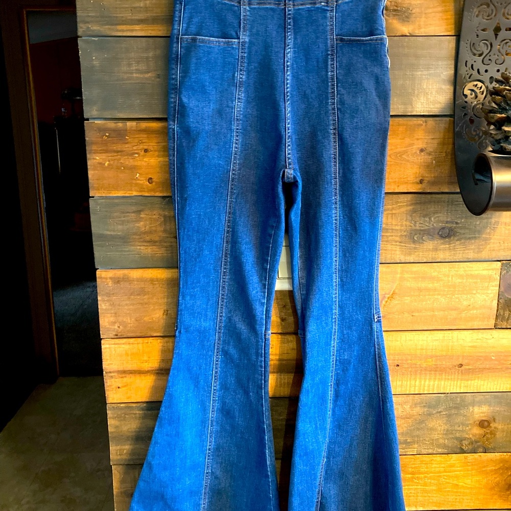 Bell Bottom jeans zip up on the side size Med Woman’s